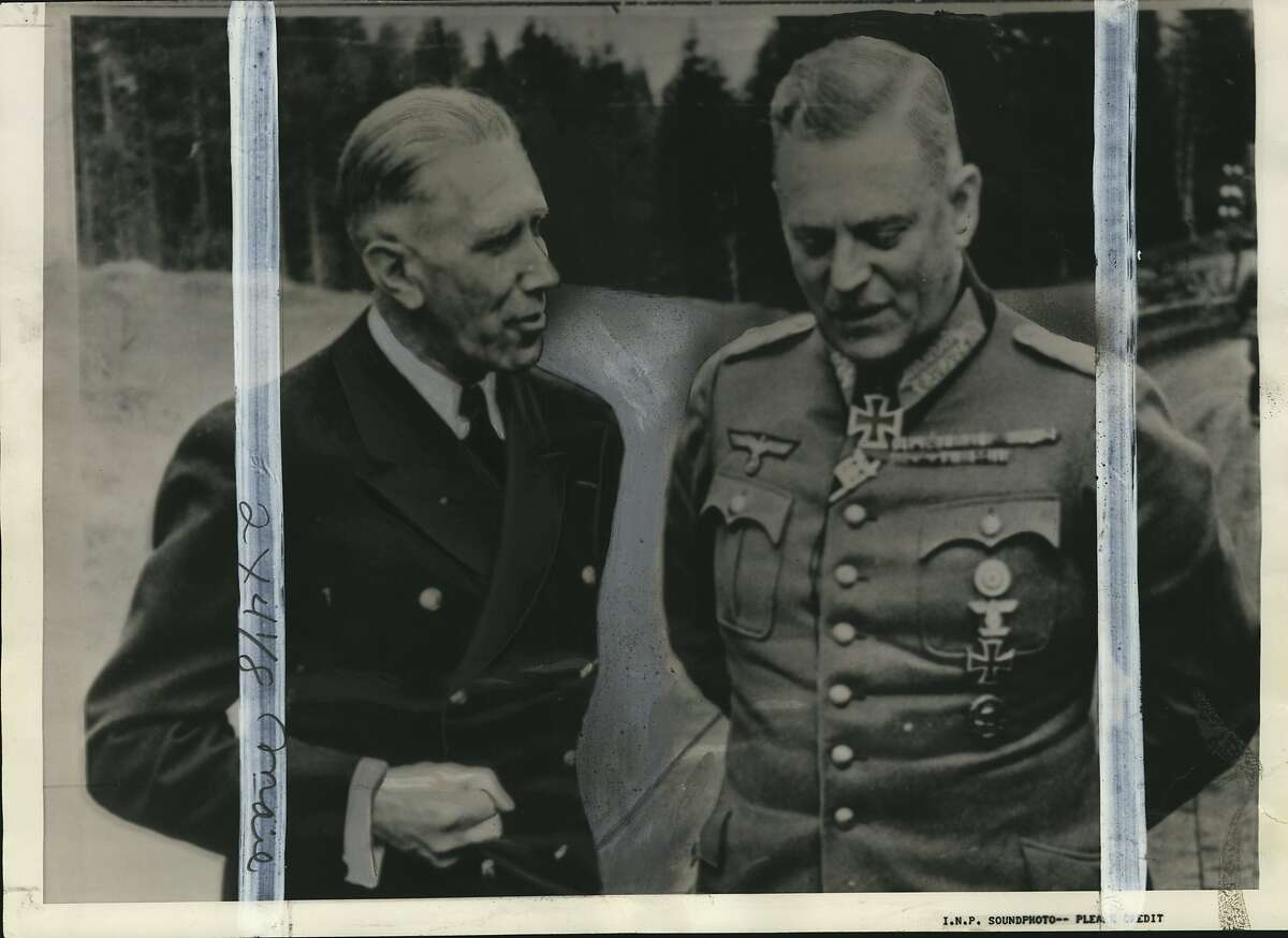 冯·帕彭，弗朗茨。弗朗茨·冯·巴本上校和他的家人在鲁尔进攻中被美军俘虏，在照片的左边，他正在柏林与陆军元帅冯·凯特尔将军聊天，这是在德国战争“较好”的日子里。