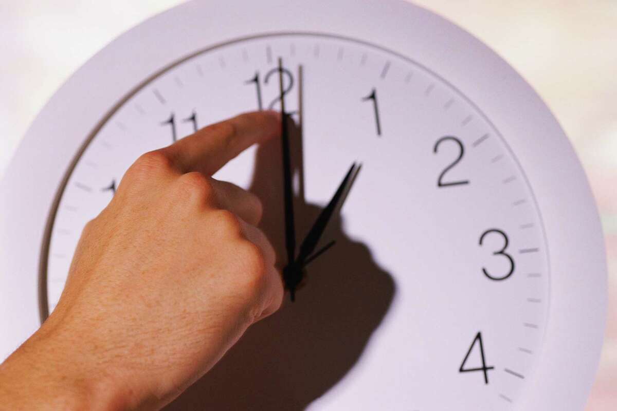 Why are we still turning clocks forward and back every year? It’s time for Texans to decide on standard or daylight saving time year-round.
