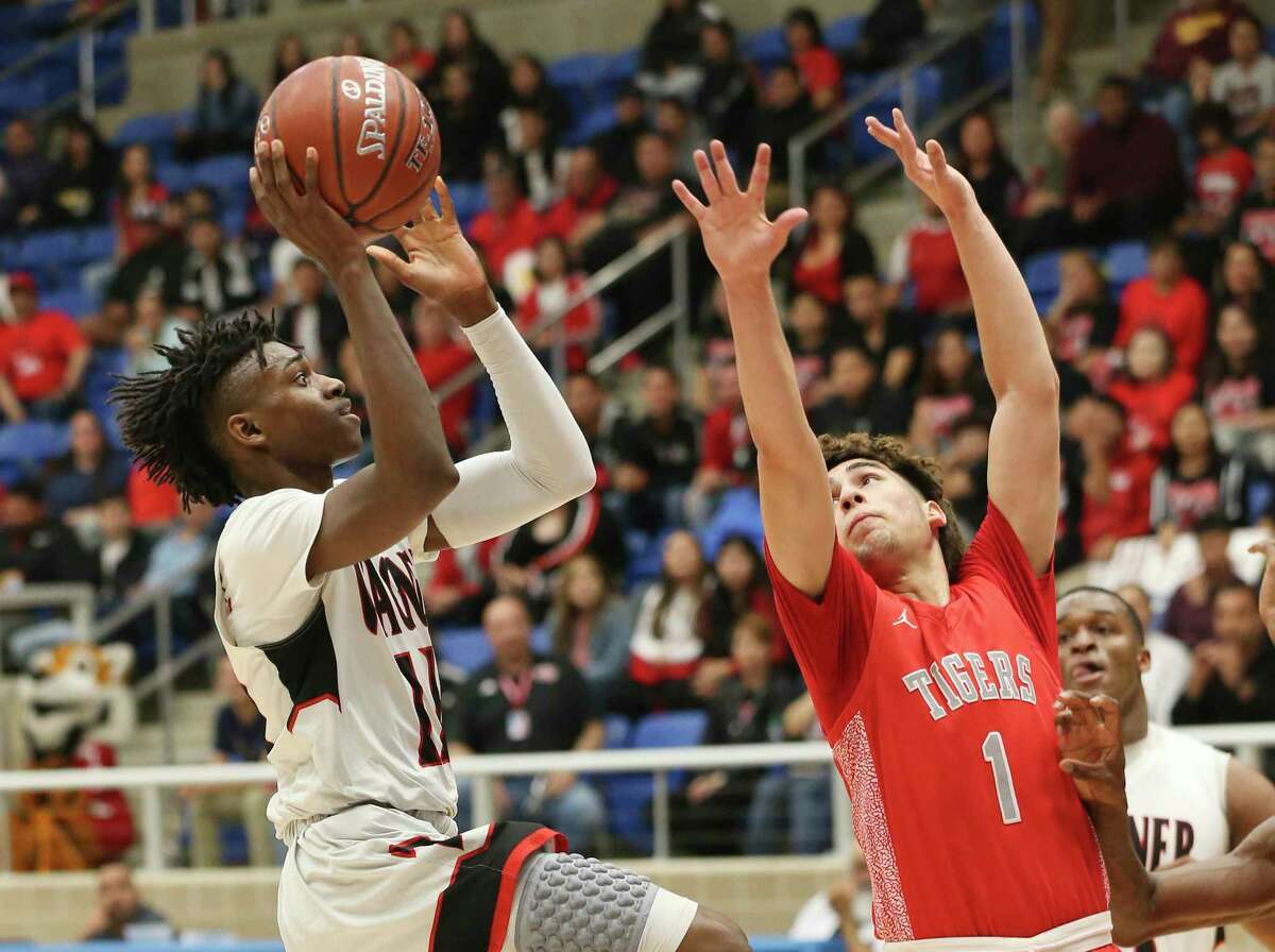 Wagner’s Ja’Sean Jackson (11) shoots against Laredo Martin’s Chris Martinez during a Class 5A regional semifinal game on March 6, 2020.