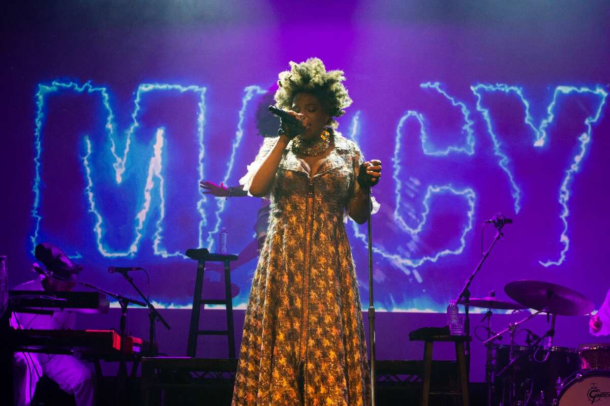 SEEN Macy Gray performs at Fairfield Theatre Company