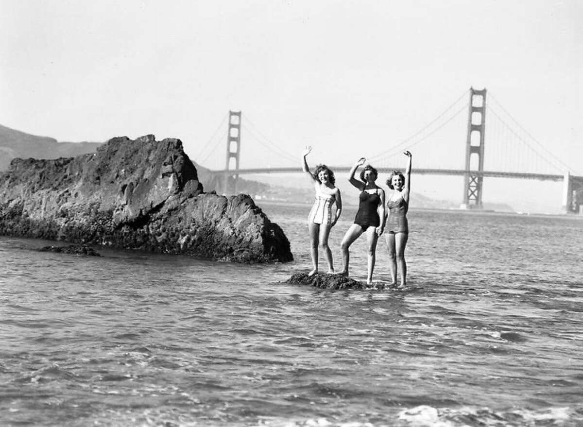 1952年9月，贝克海滩的海滩游客，背景是金门大桥