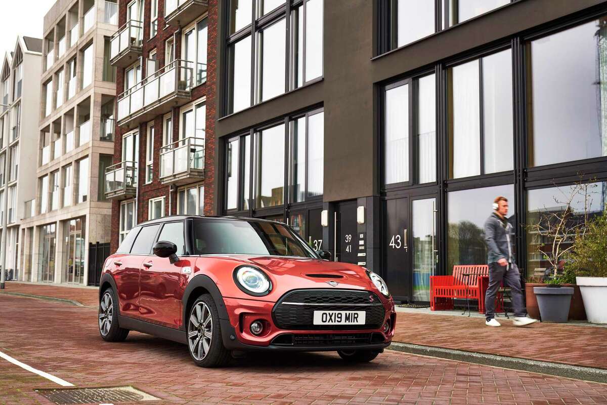 The 2020 MINI Cooper S Clubman features a John Cooper Works leather steering wheel, panoramic moonroof, auto-dimming mirrors, power front seats, heated front seats, automatic climate control, satellite radio, Harman/Kardon premium audio system touchscreen navigation system and Apple CarPlay compatibility.