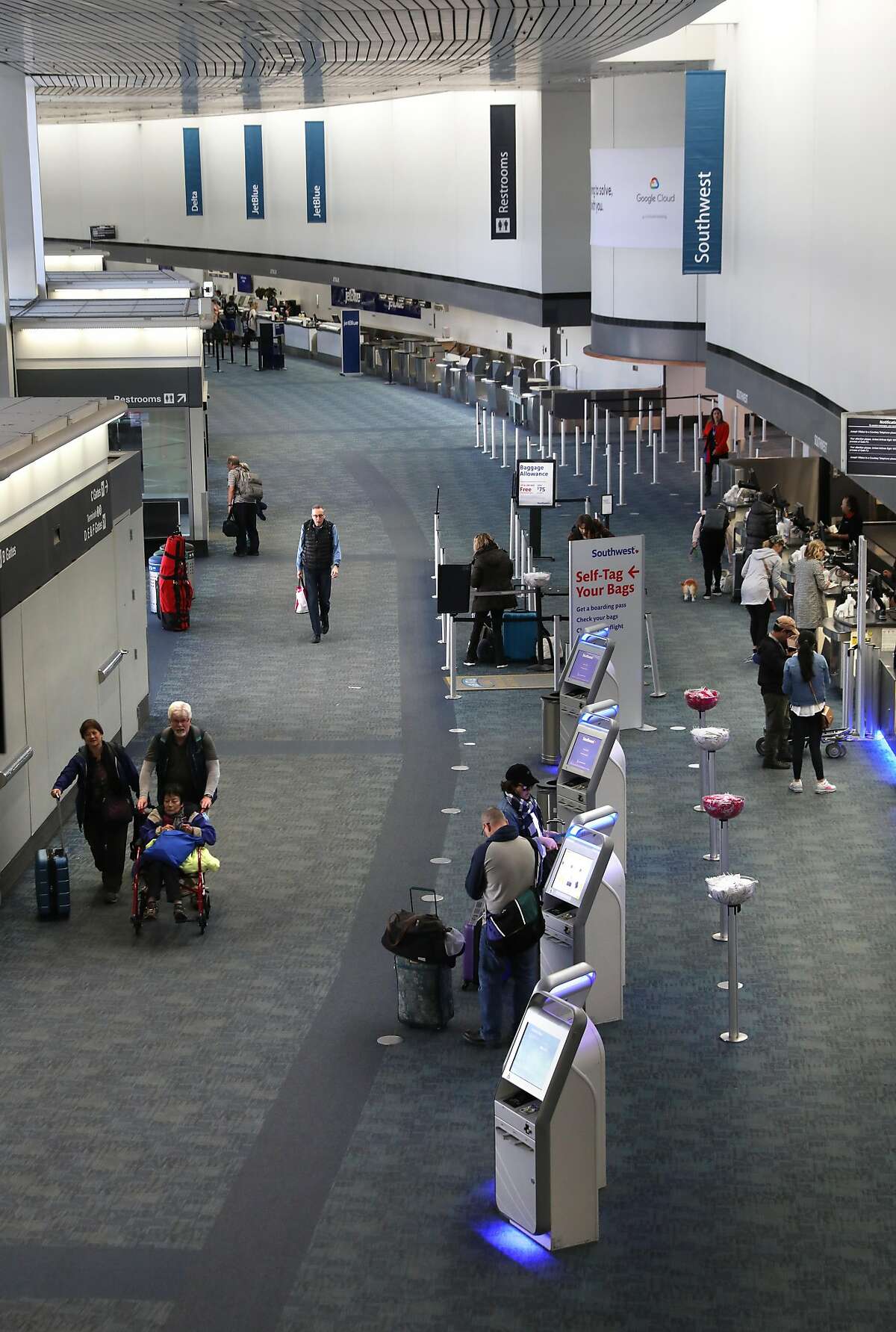 2020年3月10日(星期二)上午，旧金山国际机场1号航站楼的离港服务台。