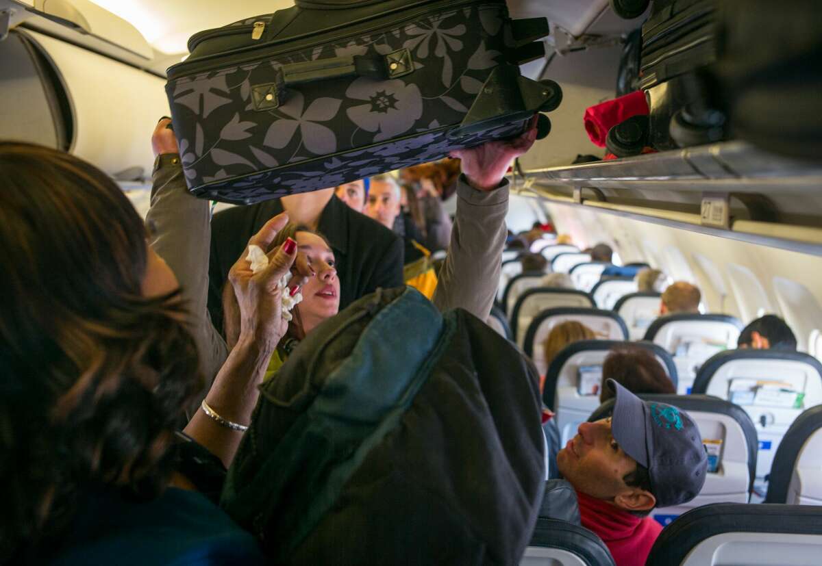 DENVER, COLORADO - MARCH 6: Passengers load their carry-on bags into overhead bins on a United Airlines flight March 6, 2015 at the Denver International Airport in Denver, Colorado. (Photo by Robert Nickelsberg/Getty Images)