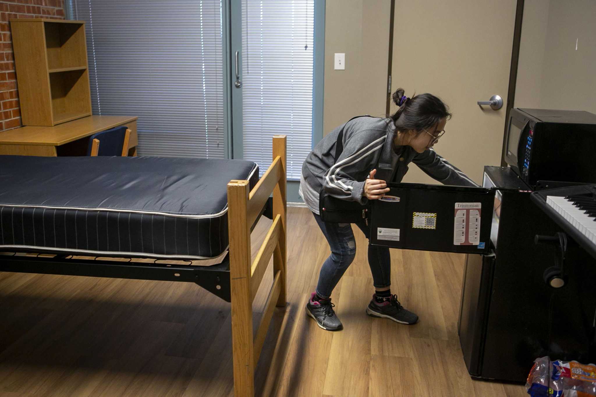 forced-to-move-out-trinity-university-students-rush-to-move-home-or