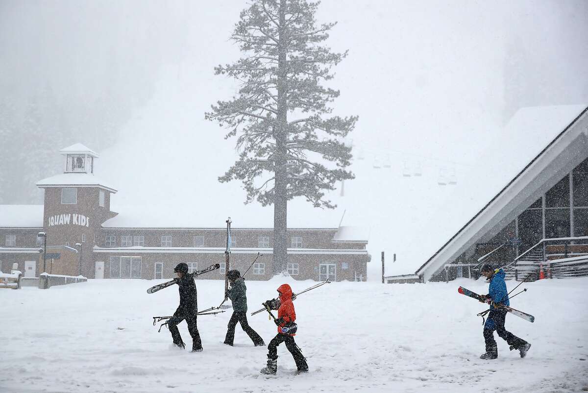 加利福尼亚州奥林匹克谷- 3月14日:滑雪者将于2020年3月14日在加利福尼亚州奥林匹克谷的斯阔谷度假村度过一天，拥有斯阔谷度假村的加州奥特拉山公司将从3月15日星期日上午开始暂停其所有15个北美滑雪胜地的运营，直到因COVID-19(冠状病毒)爆发而另行通知。(图片来源:Ezra Shaw/Getty Images North America)