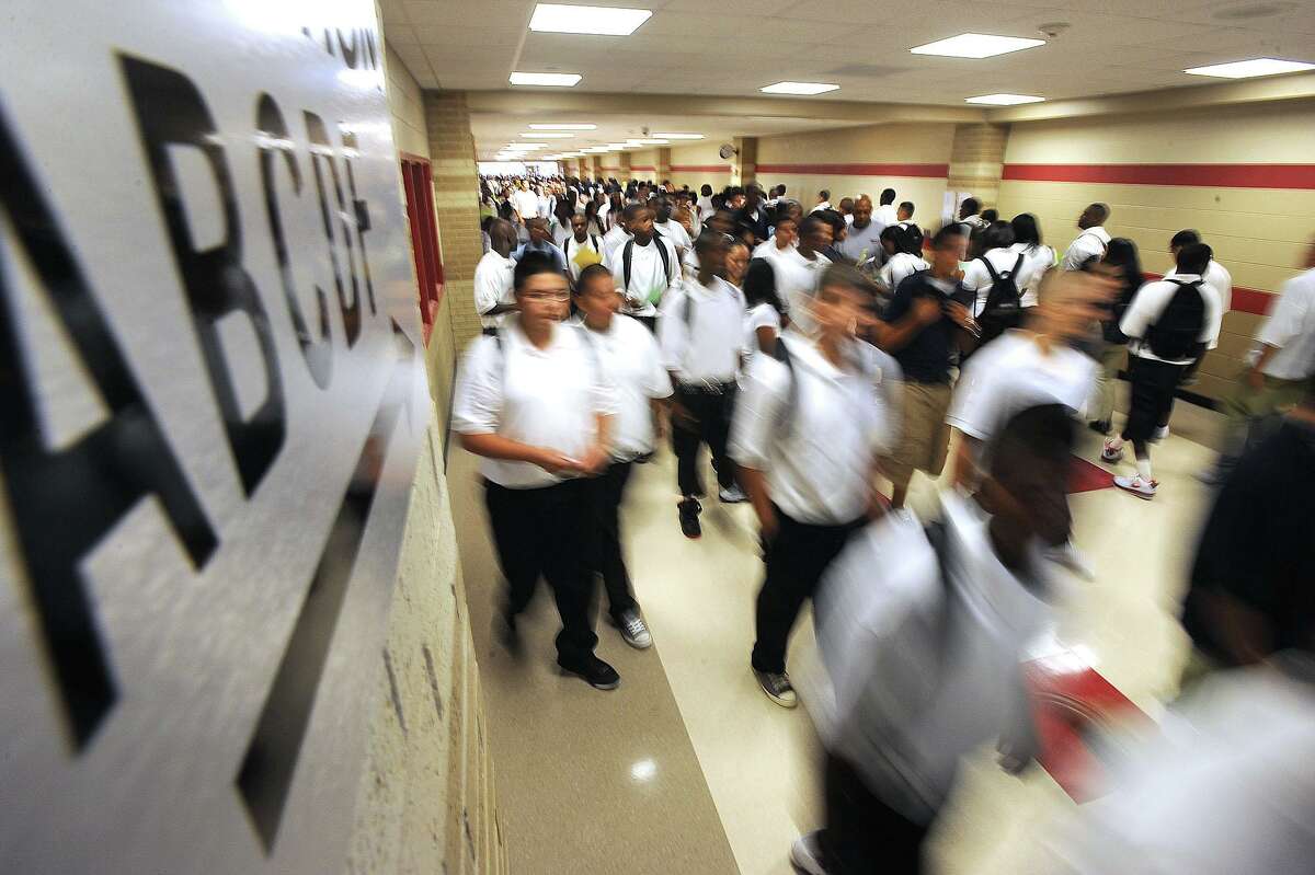 Students make their way through the hallways of Memorial High School's new campus Monday morning. Guiseppe Barranco/The Enterprise