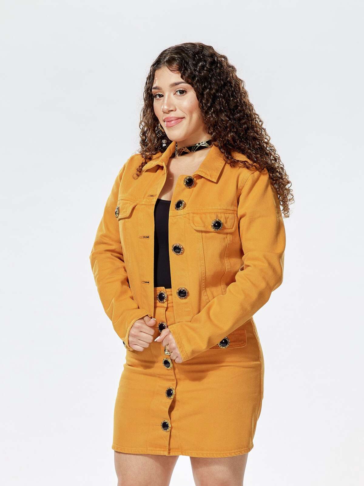 Mandi Castillo, 23, secured a spot on the "The Voice" after singing "Asi Fue" by Juan Gabriel on Monday night's airing.