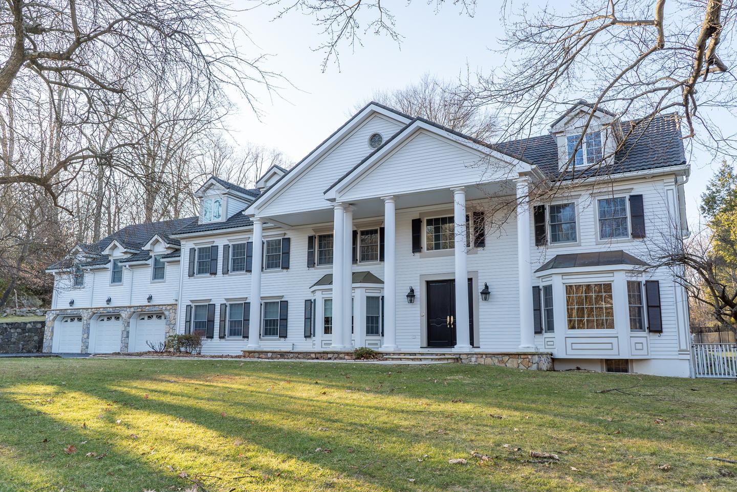 Midcountry colonial has a pool and gardens / 2.249m