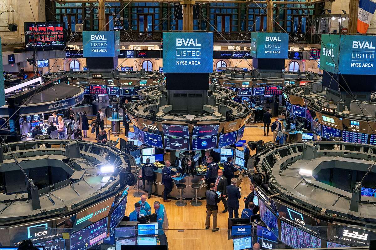 NEW YORK, NY - MARCH 06: Traders work the floor of the New York Stock Exchange (NYSE) on March 6, 2020 in New York City. Stocks fell for a second day as investors seek refuge in government bonds as the worry Covid-19 spreads. (Photo by David Dee Delgado/Getty Images)