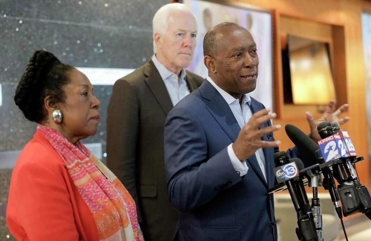 Houston Mayor Sylvester Turner gets bipartisan support in avoiding city  lockdown