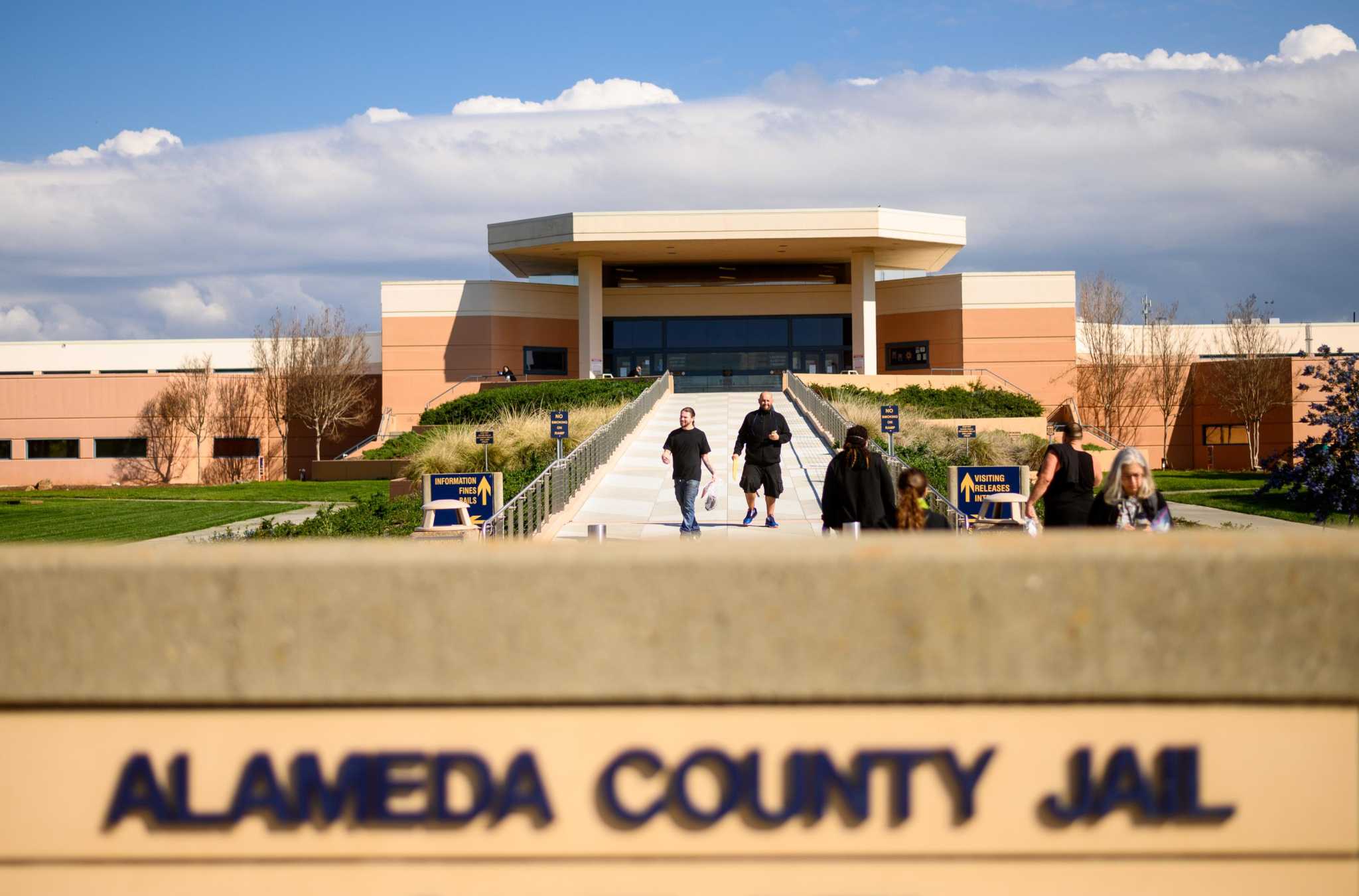 Alameda County jail inmates who work in kitchen allowed to sue for