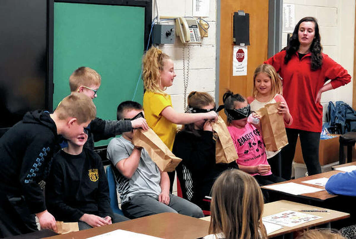 GriggsvillePerry students learn about pigs