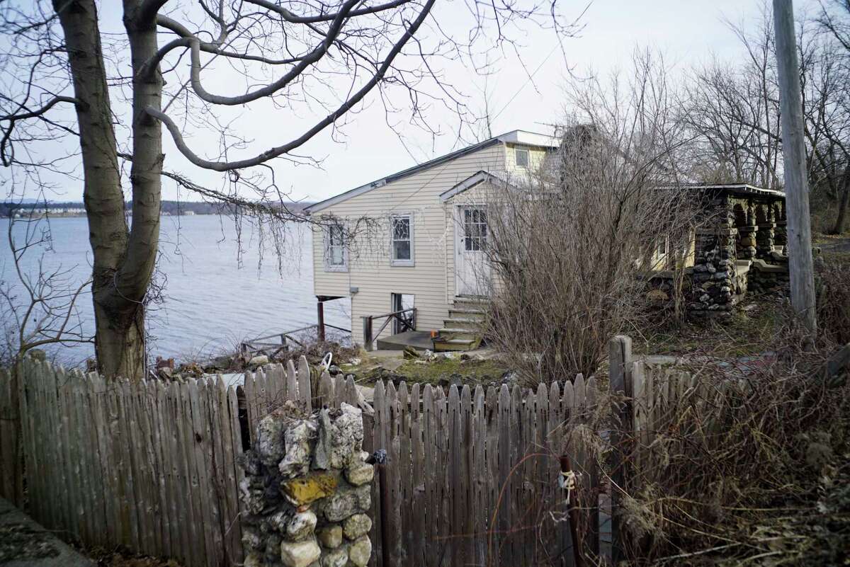 Judge rejects plan to build house on eroding cliff above Saratoga Lake