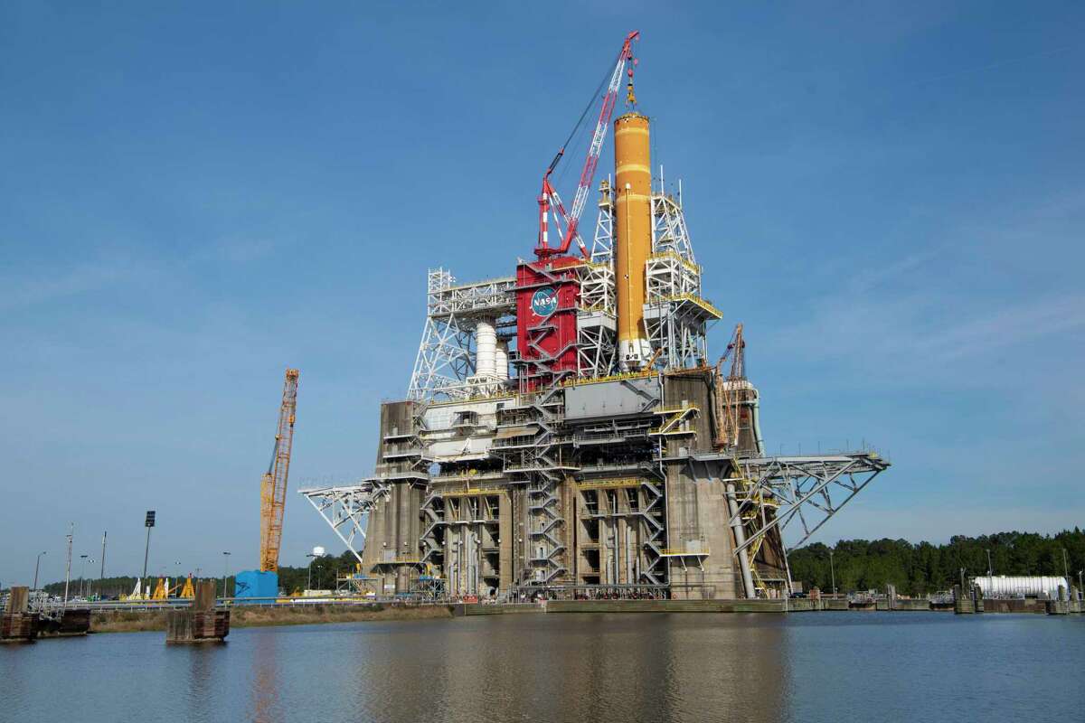 On Jan. 21 and Jan. 22, 2020, crews at Stennis Space Center lifted and installed the first core stage of NASA’s Space Launch System rocket onto the B-2 Test Stand. In upcoming months, a top-to-bottom, integrated series of Green Run tests will be conducted on the stage and its sophisticated systems.