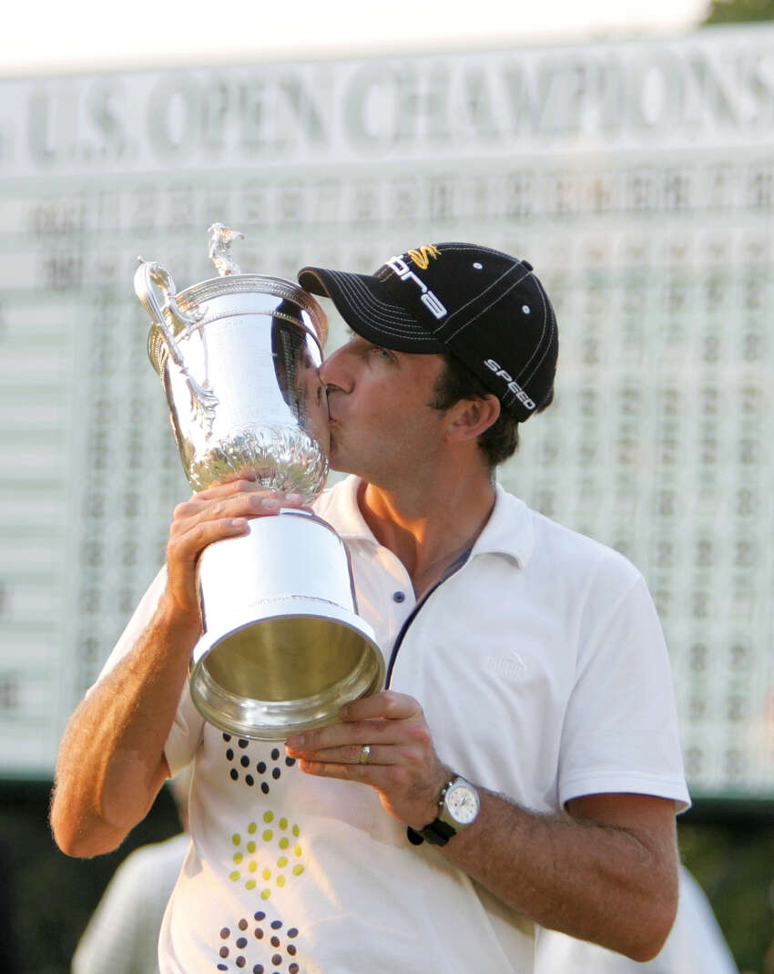 L'Australien Geoff Ogilvy embrasse son trophée après avoir remporté le US Open Championships 2006 le 18 juin 2006 au Winged Foot Golf Club à Mamaroneck, NY. AFP PHOTO / Tim SLOAN