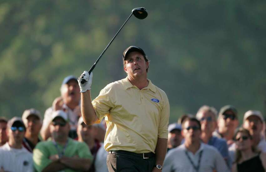 Phil Mickelson réagit à une conduite errante sur 18 lors de la dernière manche de l'US Open au Winged Foot Golf Club le dimanche 18 juin 2006 à Mamaroneck, N.Y.