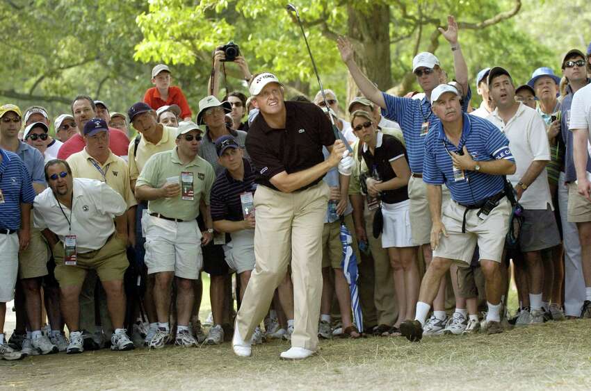 Colin Montgomerie d'Ecosse regarde son tir depuis un chemin de terre du 8e fairway lors de la troisième manche de l'US Open Championship le 17 juin 2006 au Winged Foot Golf Club de Mamaroneck, NY. Montgomerie a tiré un 75 pour abandonner l'avance du 2e tour et est à 5 au-dessus du pair pour le tournoi. PHOTO AFP / Stan HONDA