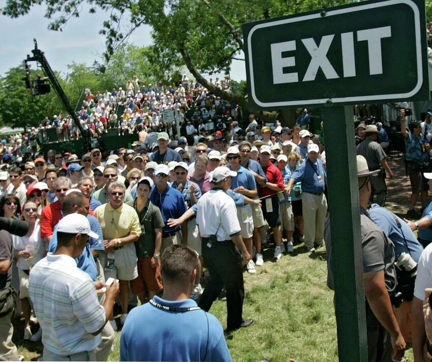 ** CORRECTS HOLE WOOD'S FINI À NEUVIÈME ** Tiger Woods, à gauche, quitte le neuvième trou après avoir terminé le deuxième tour de l'US Open Golf Tournament au Winged Foot Golf Club à Mamaroneck, N.Y., le vendredi 16 juin 2006.