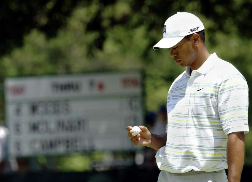 Tiger Woods des États-Unis après un bogey sur le 8e trou lors de la deuxième manche de l'US Open Championship le 16 juin 2006 au Winged Foot Golf Club à Mamaroneck, NY. Woods a tiré 76 pour terminer les deux tours à 12 au-dessus du pair. PHOTO AFP / Stan HONDA
