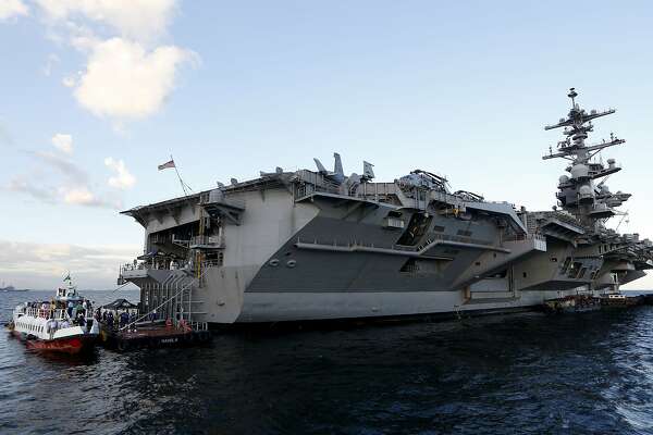 O porta-aviões dos EUA, Theodore Roosevelt, está ancorado na Baía de Manila e recebe oficiais e empresários filipinos para um coquetel na sexta-feira, 13 de abril de 2018, a oeste de Manila, nas Filipinas. O porta-aviões Theodore Roosevelt (CVN-71) e vários navios de escolta navegaram no mar da China Meridional em uma demonstração do poder naval da América durante os exercícios marítimos chineses. Mais tarde, visitou Manila e acolheu funcionários e empresários do governo e militares das Filipinas em uma recepção na noite de sexta-feira.