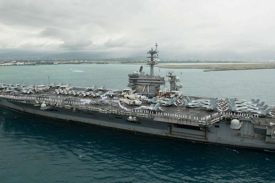 O USS Theodore Roosevelt, atualmente ancorado em Guam, tem mais de 100 marinheiros infectados com o coronavírus.