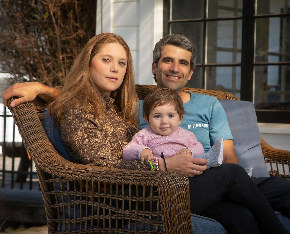 迈克尔·斯坦梅茨和弗蕾维亚·卡萨尼与他们的儿子米娅·斯坦梅茨在加利福尼亚州红木谷的Flow Kana拍摄于2020年2月26日。