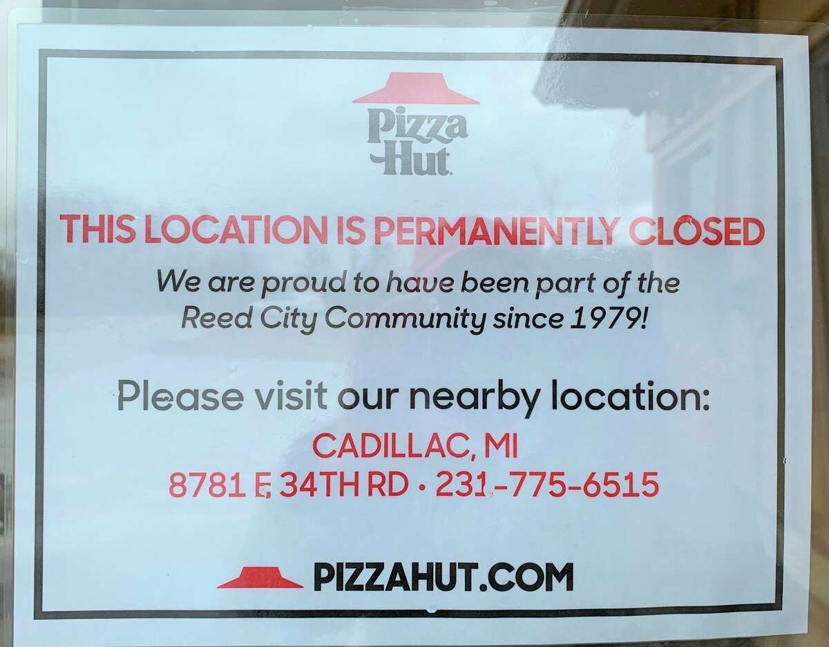 A sign on the door of the Pizza Hut in Reed City informs customers that the restaurant is closed permanently. (Herald Review photo/Cathie Crew)