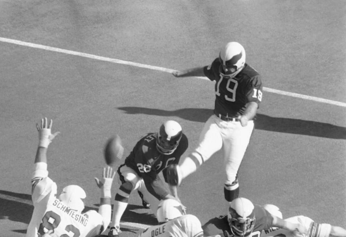 Exkicker Dempsey dies at 73
