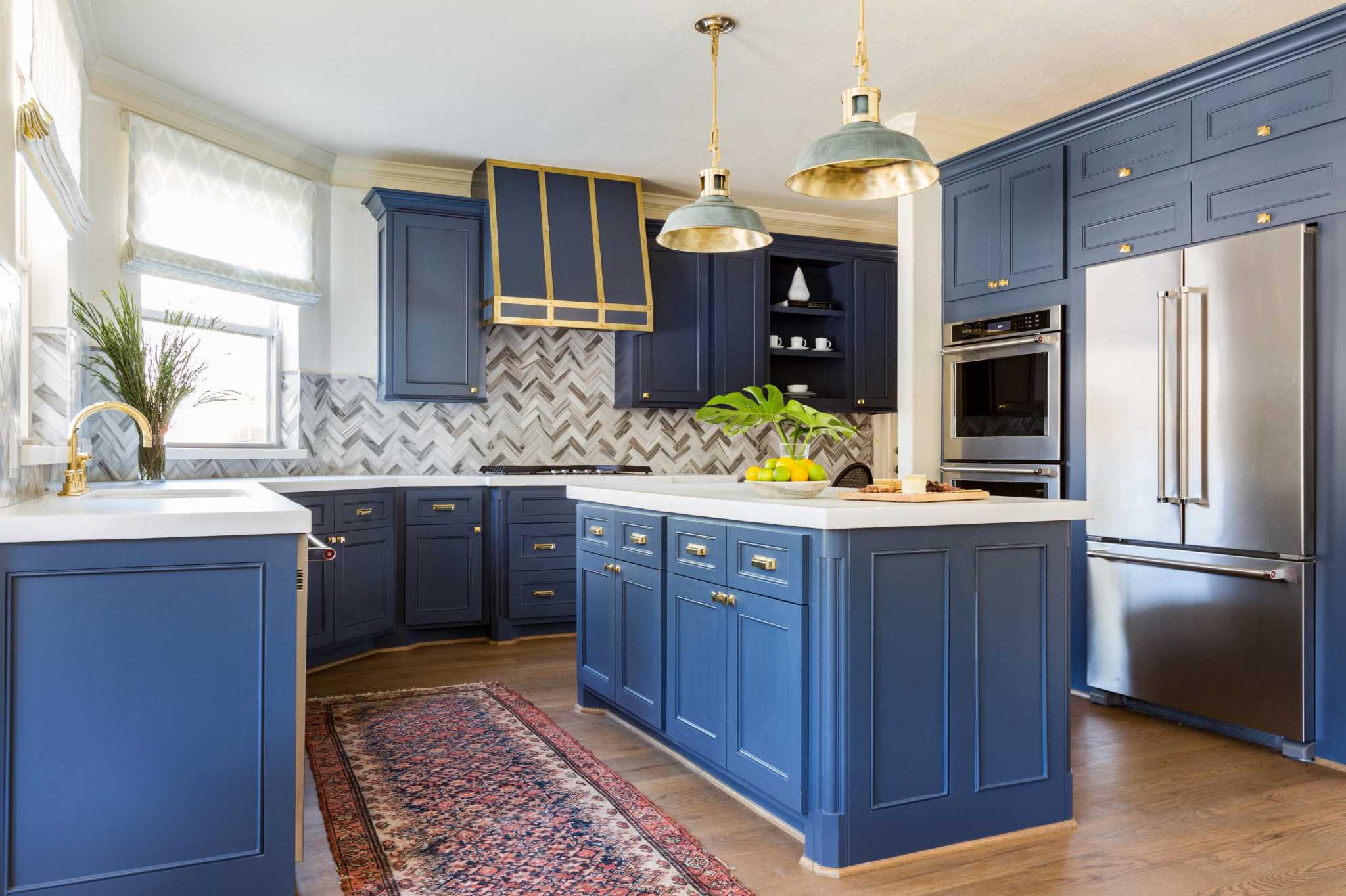 Blue Palette Adds A Little Magic To Bachelor S Kitchen In
