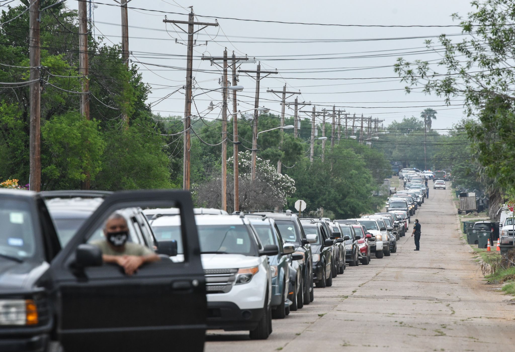 Laredo residents fill coke bottles, water jugs as b Co. hosts free