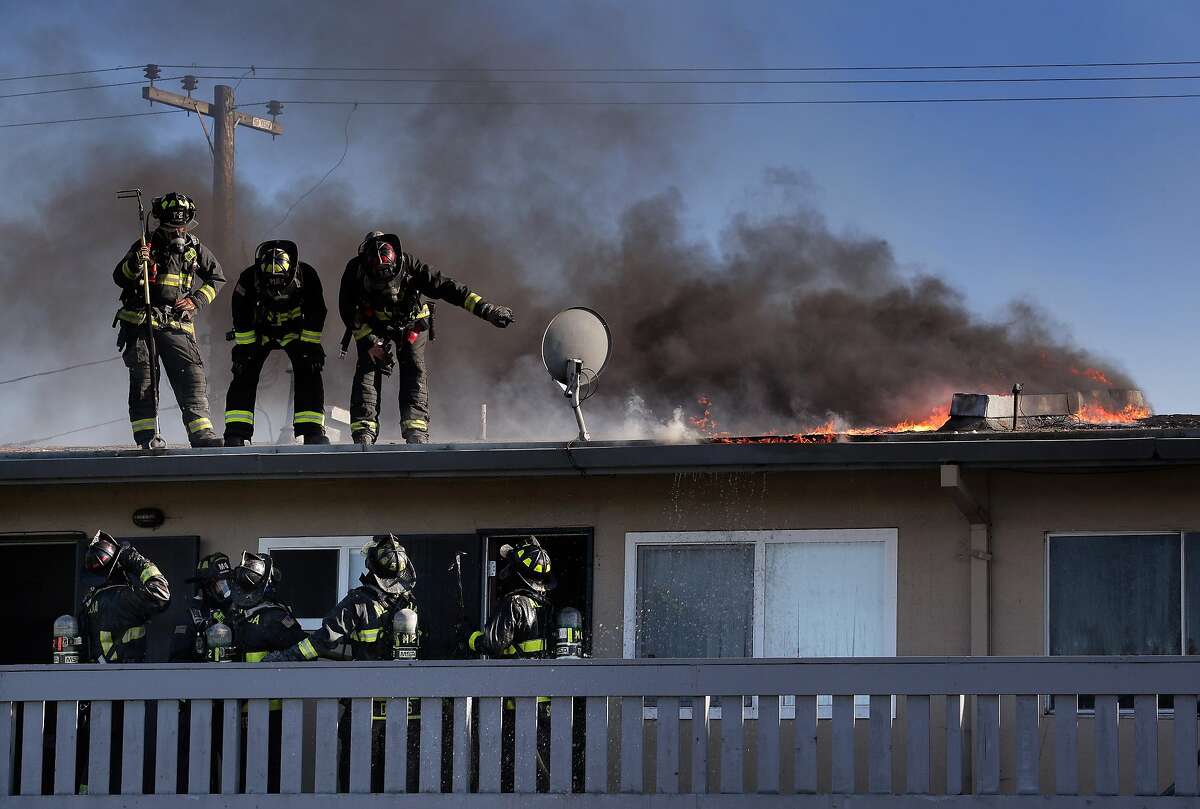 Fire at Alameda apartment complex sends smoke across the bay