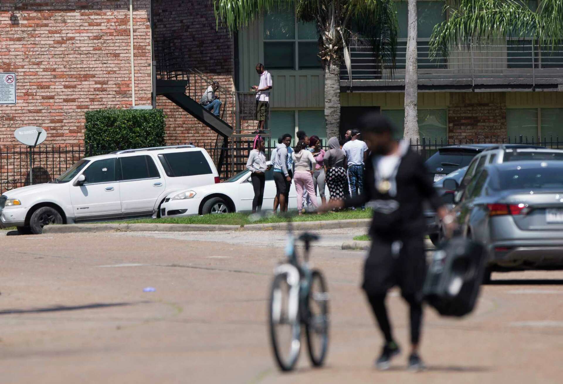2 shot at Houston apartment where man was killed 12 hours earlier