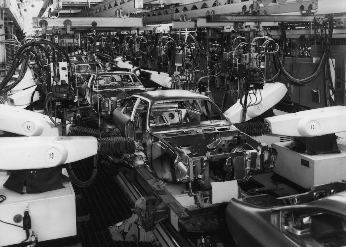 Где был изобретен первый промышленный робот. Робот Unimate 1961. Kawasaki-Unimate 2000. Конвейер Дженерал Моторс. Первый робот Дженерал Моторс.