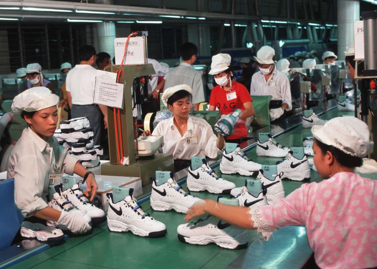 Завод найк. Фабрика Nike во Вьетнаме. Фабрика кроссовок Nike в Китае. Вьетнам фабрика кроссовок. Индонезия завод найк.