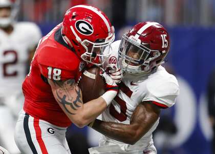 El profundo Xavier McKinney (derecha) es uno de los dos corredores defensivos de Alabama que podrían ser seleccionados en la primera ronda del draft de la NFL de este año. (Foto de Todd Kirkland / Icon Sportswire a través de Getty Images)