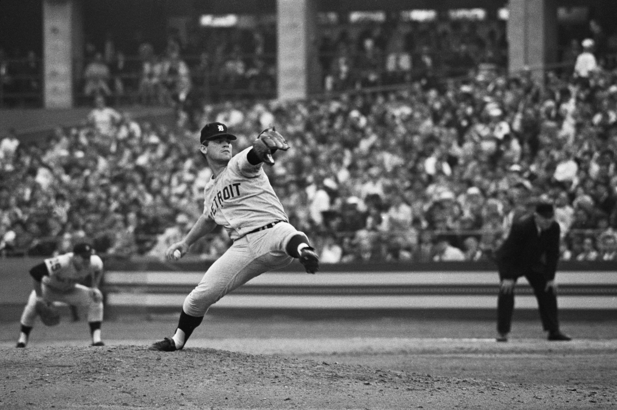 Bob Gibson fans 17 Tigers in Game 1 of 1968 World Series