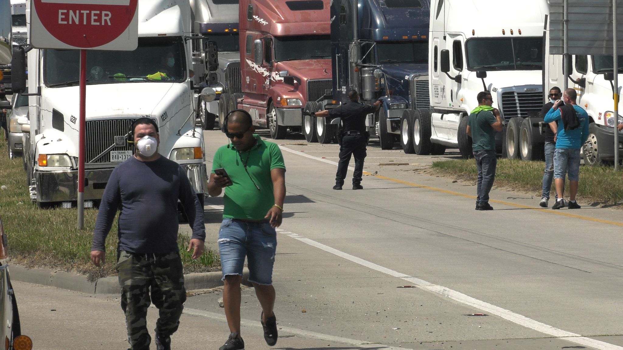 Big rigs block traffic on East Loop in apparent protest