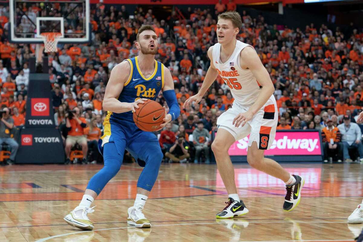 SYRACUSE, NY - JANUARY 25: Pittsburgh Panthers Guard Ryan Murphy (24) sets up to take a jump shot with Syracuse Orange Guard Buddy Boeheim (35) defending during the second half of the College Basketball game between the Pittsburgh Panthers and the Syracuse Orange on January 25, 2020, at the Carrier Dome in Syracuse, NY. (Photo by Gregory Fisher/Icon Sportswire via Getty Images)