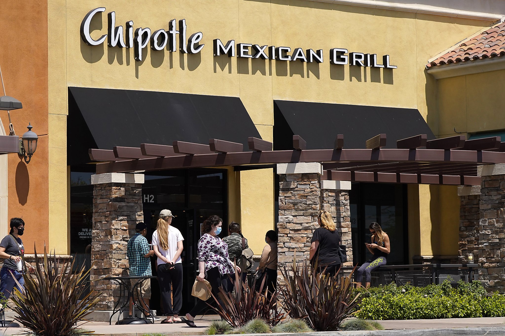 Chipotle raises wages amid expansion plans, as companies compete for workers - Vimarsana News