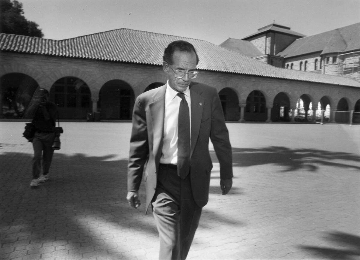 KENNEDY-30JUL1991-DF - Stanford President Donald Kennedy walks across the campus on his way to his office after a press confrence to discuss his resignation. Photo by Deanne Fitzmaurice