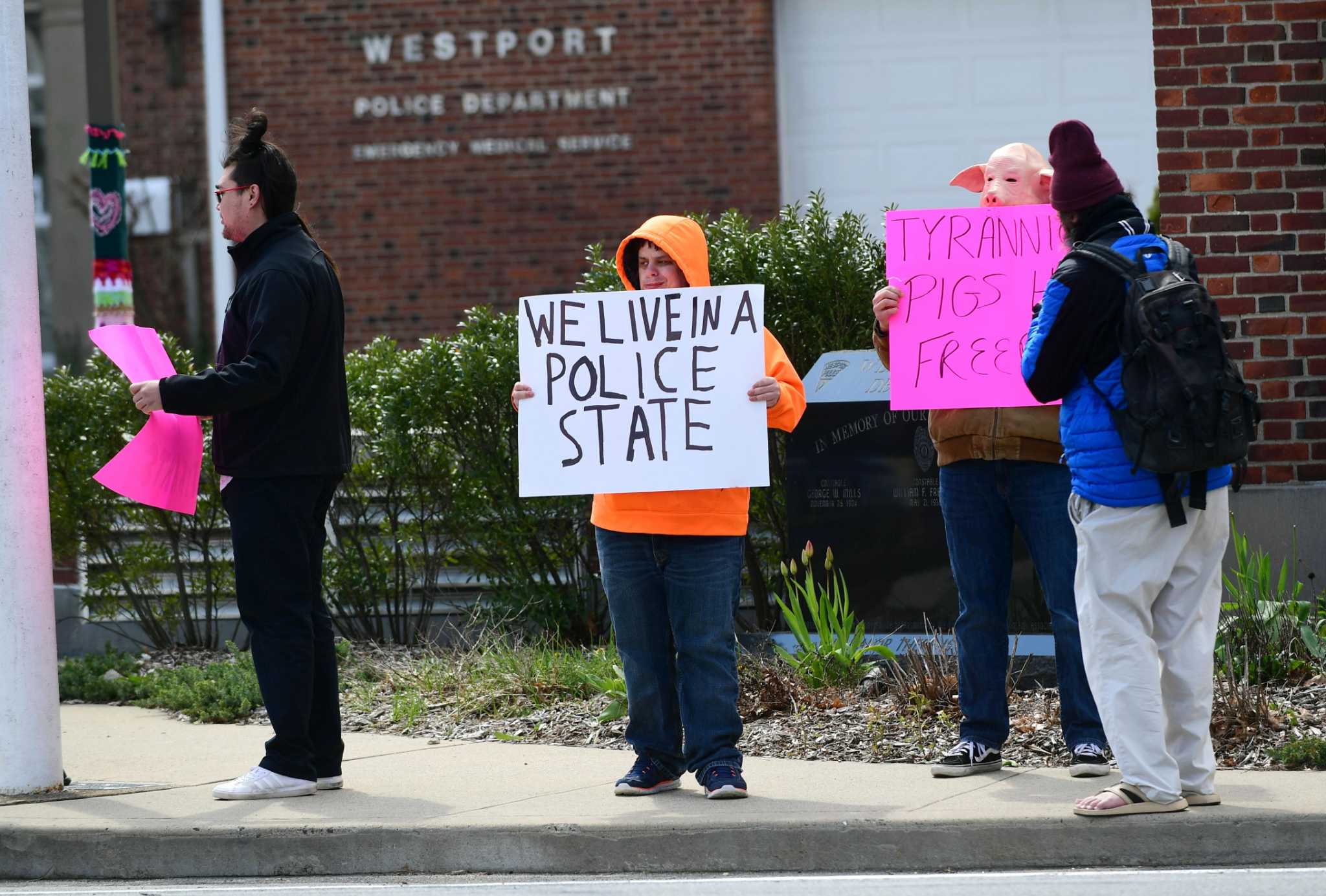 You're our hero! Neighbors surprise Darien nurse with messages of