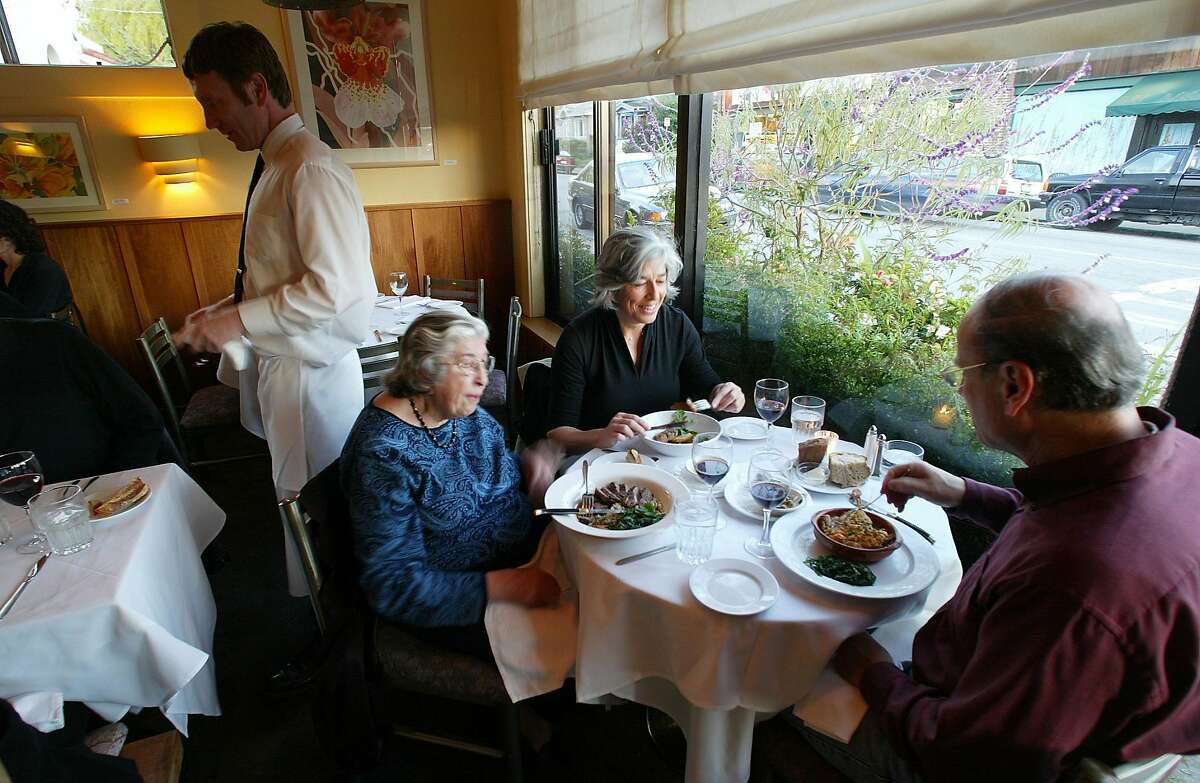 在《Lamine》的“主顾”里共进晚餐，他们分别是:Nevert Krikorian、Haiganoush Preisler和Barry Preisler。伯克利的“莱利斯”，100家最佳餐厅指南。Michael Macor / San Francisco Chronicle将于2004年3月30日在旧金山举行