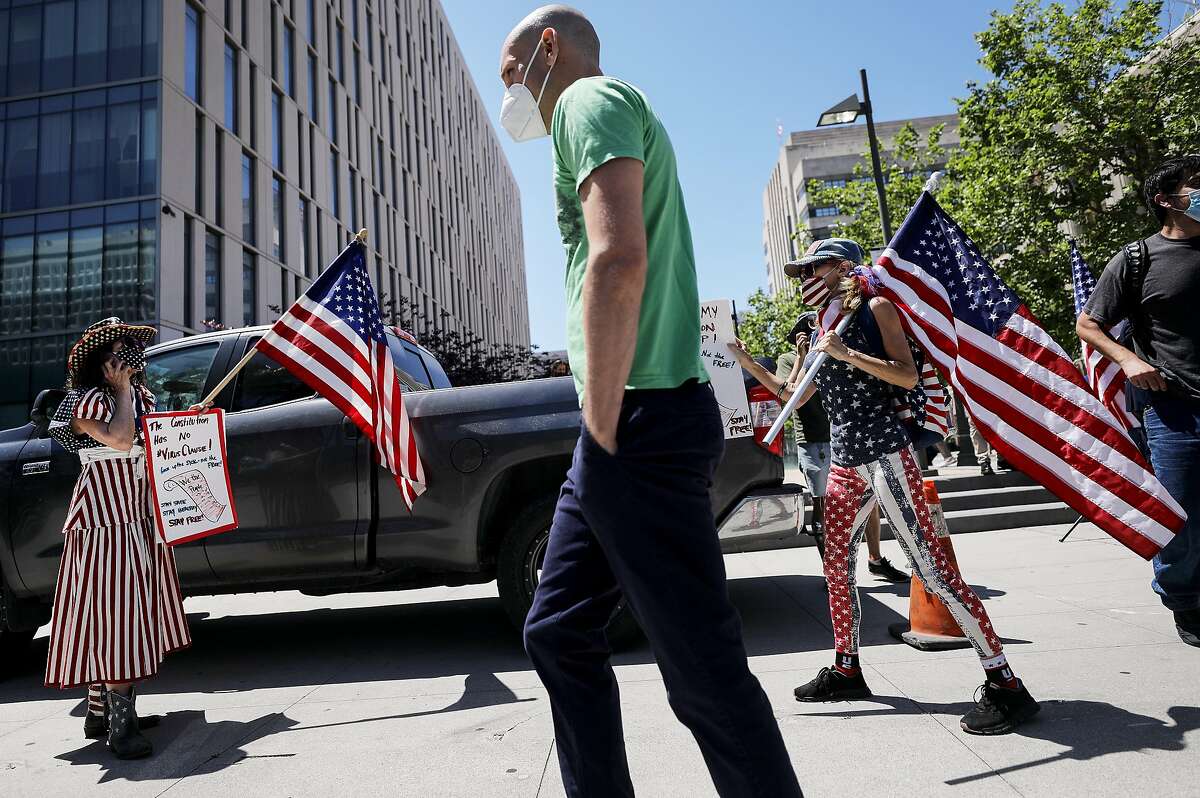 Исследование сша. Covid-19 в США. Protestors taking down us Flag raising American.