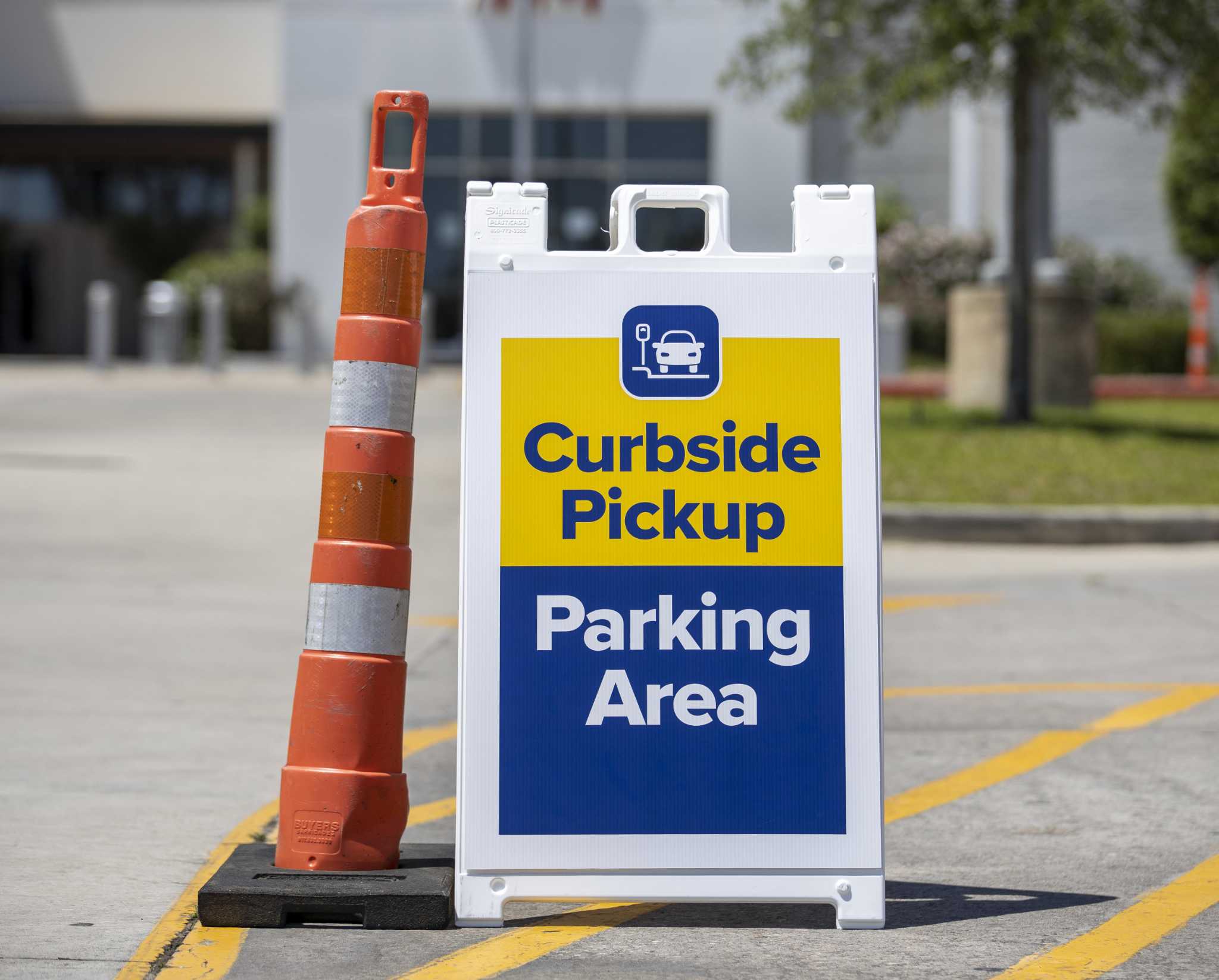 shoe stores doing curbside pickup