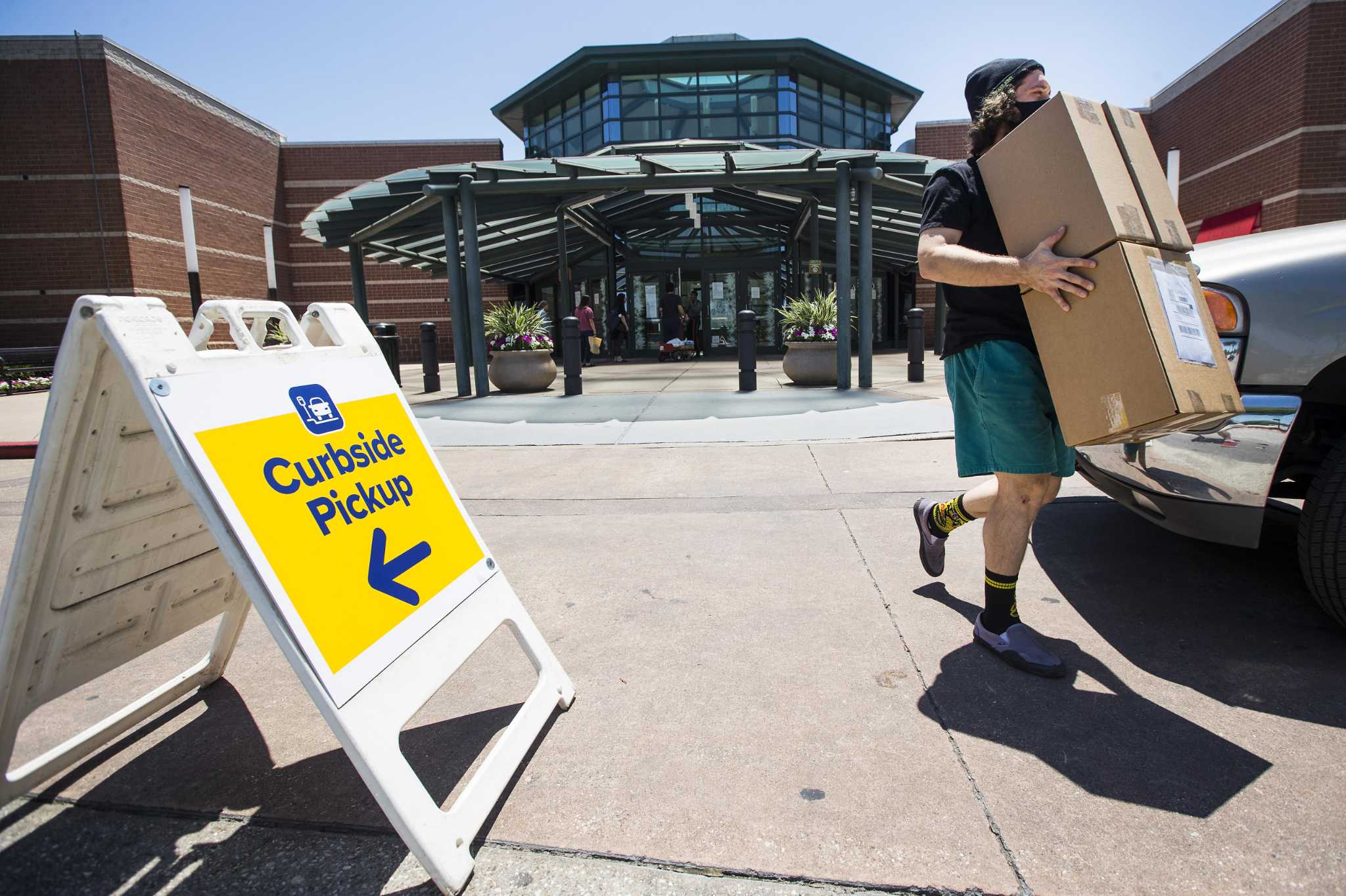 Tysons Galleria is now offering mall-wide curbside pickup