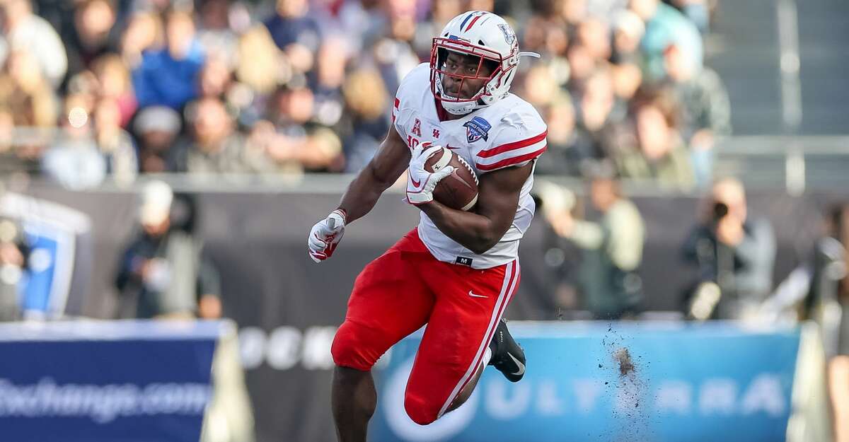 Houston Cougars running back Patrick Carr (21) rushes with the ball during the Armed Forces Bowl between the Houston Cougars and Army Black Knights on December 22, 2018 at Amon G. Carter Stadium in Fort Worth, TX. (Photo by Andrew Dieb/Icon Sportswire via Getty Images)