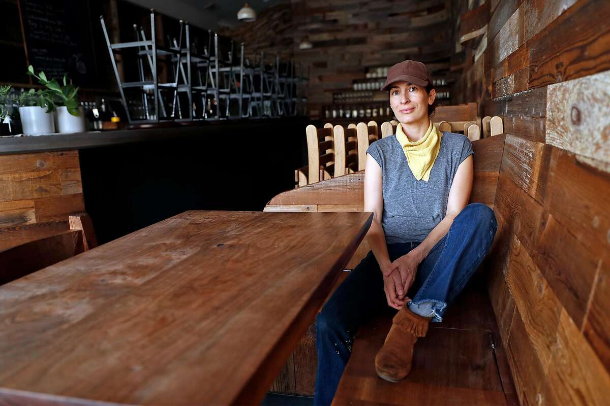 2020年4月23日，周四，在加利福尼亚州旧金山，Outerlands的老板拉娜·波尔切罗在她关闭的餐厅里。