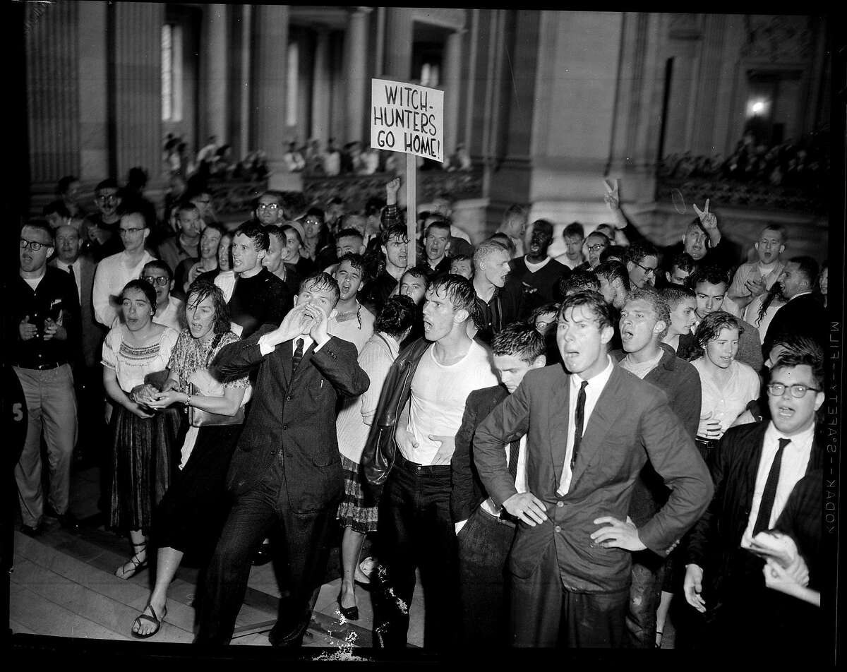 HUAC抗议- 5月13日-反HUAC学生示威者在旧金山市政厅被赶回消防栓后。肯·麦克劳克林摄