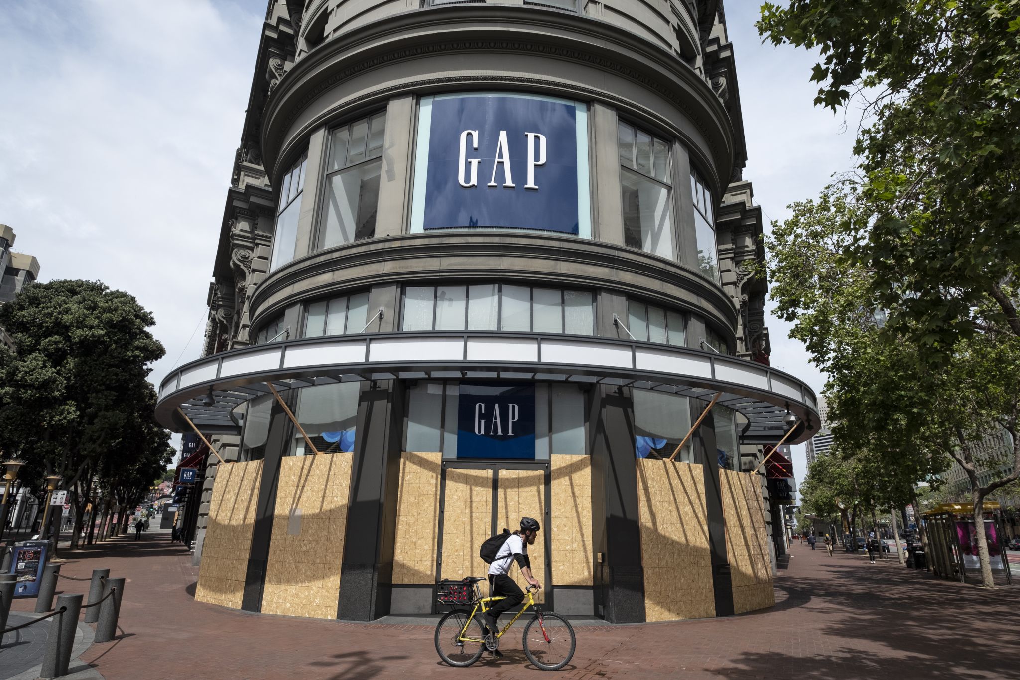 Gap makes mass layoffs in San Francisco, New York and Asia